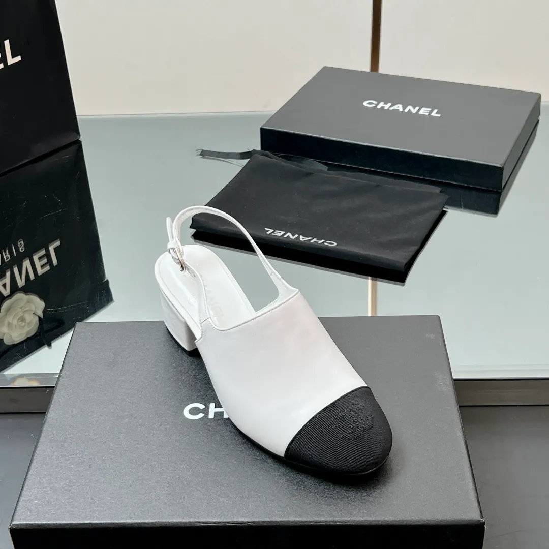👟👟Ex-factory price 580👟👟 Top quality! Chanel Xiaoxiang 25C early spring new product, thick-heeled cap-toe sandals and back-strap single shoes. Grandma Xiang’s always elegant and ladylike temperament, full of high-end sense, very nice on the feet ~ French style, really beautiful to the top of my heart! An elegant and romantic fairy should be like this! The minimalist color scheme is deeply rooted in people's hearts~ It goes well with either skirts or casual wear! Whether worn barefoot or paired with skirts or trousers, it is very versatile! Incomparably beautiful! Special fairy ✔ Check out the details of my house and take real photos. Fabric: Sheepskin ➕ Grosgrain. Inner pads: all silk sheepskin. Outsole: cowhide outsole imported from Italy. Heel height: 4.5cm. Size: 35-39 (40/41 customized). Comes with counter 🇮🇹 authentic packaging.